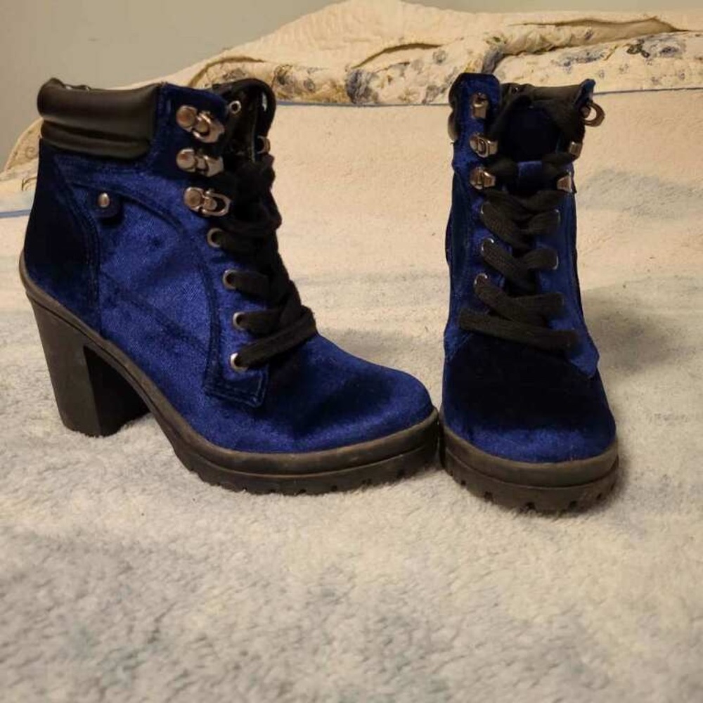 EUC- Joe boxer blue suede boots